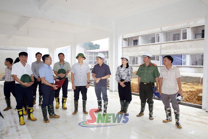 Đồng chí Chủ tịch UBND tỉnh và đoàn công tác kiểm tra tiến độ công trình Trường nội trú liên cấp TH-THCS xã Phiêng Khoài.
