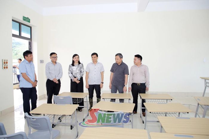 Đồng chí Chủ tịch UBND tỉnh và đoàn công tác kiểm tra phòng lớp học tại Trường nội trú liên cấp TH-THCS xã Lóng Phiêng.