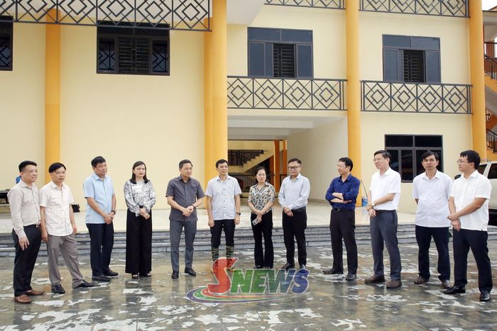 Đồng chí Chủ tịch UBND tỉnh và đoàn công tác kiểm tra tiến độ công trình Trường nội trú liên cấp TH-THCS xã Lóng Phiêng.