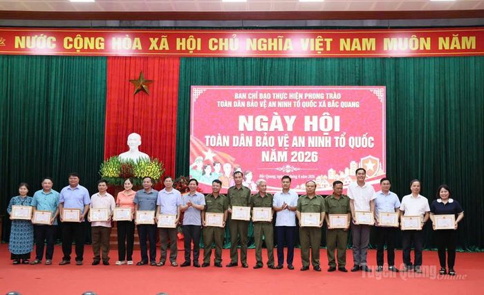 Lãnh đạo xã Bắc Quang tặng Giấy khen cho các tập thể, cá nhân.