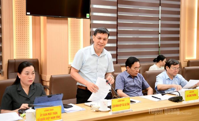Lãnh đạo Liên minh HTX tỉnh báo cáo hoạt động của các Hợp tác xã trên địa bàn tỉnh.