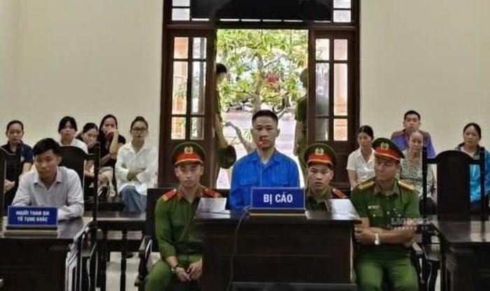 Bị cáo Nguyễn Thế Lữ bị tuyên phạt 12 tháng tù sau vụ việc tài khoản nhận gần 500 triệu đồng do người khác chuyển nhầm nhưng không chịu trả lại. Ảnh: Hàn Nguyên