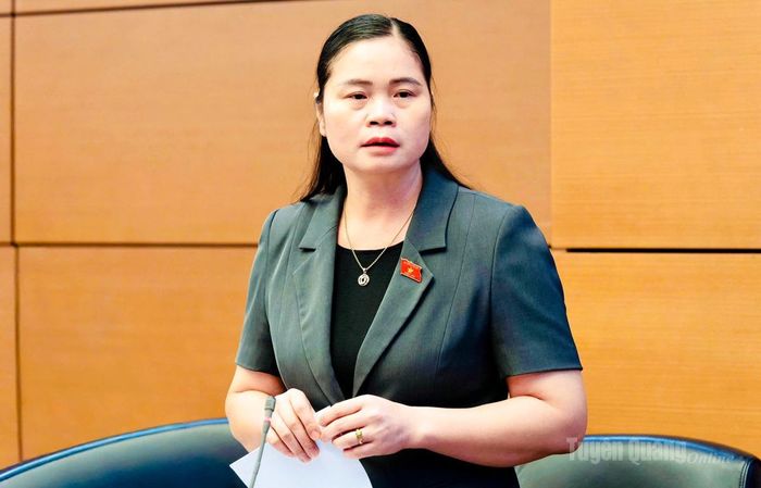 Đại biểu Ma Thị Thúy thảo luận tại tổ về dự án Nghị quyết của Quốc hội về chủ trương đầu tư Dự án đầu tư xây dựng đường Vành đai 5 - Vùng Thủ đô Hà Nội.