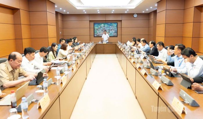 Quang cảnh phiên họp Tổ số 16 sáng ngày 6-8.