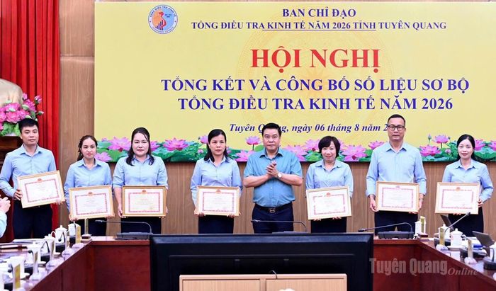 Đồng chí Hoàng Gia Long, Ủy viên Ban Thường vụ Tỉnh ủy, Phó Chủ tịch UBND tỉnh, Trưởng ban Chỉ đạo trao Bằng khen của Bộ Tài chính cho các tập thể, cá nhân.