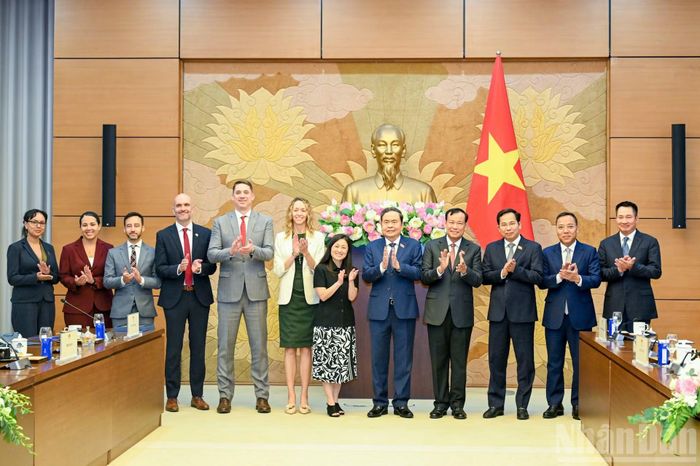 Chủ tịch Quốc hội Trần Thanh Mẫn, Đại sứ Hoa Kỳ tại Việt Nam Jennifer Wicks và đại biểu hai nước tại cuộc tiếp. (Ảnh: DUY LINH)