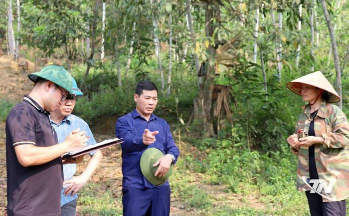 Lãnh đạo xã Chợ Đồn khảo sát thực tế một số điểm dự kiến thuộc danh mục đầu tư công và các công trình thuộc chương trình MTQG tại thôn Bằng Lãng.