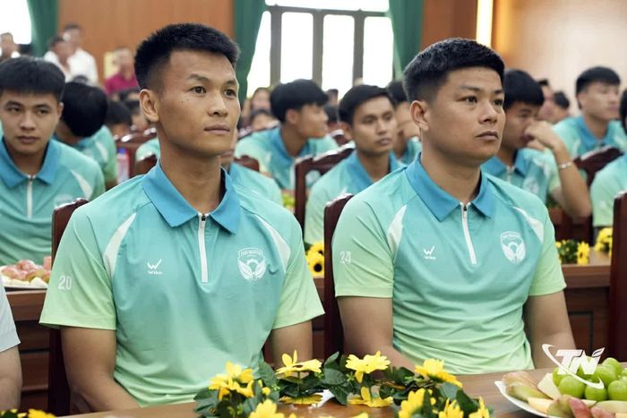 Cầu thủ Dương Văn Hào (bên trái), từng góp mặt trong đội tuyển U20 quốc gia trở về thi đấu tại CLB bóng đá nam Thái Nguyên với vị trí tiền vệ biên.