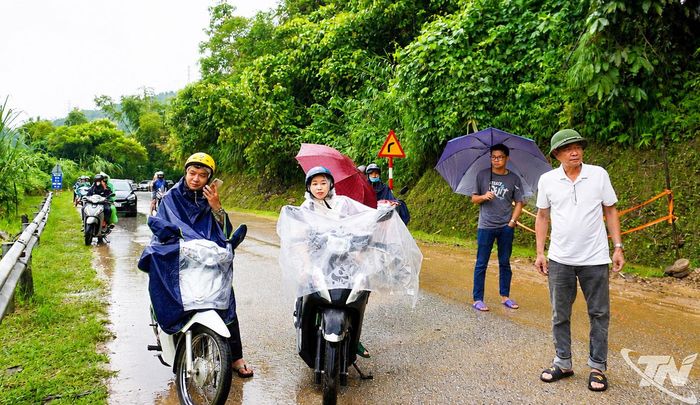 Các phương tiện dừng chờ lực lượng chức năng khắc phục điểm sạt lở để thông tuyến.