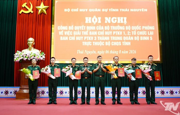 Lãnh đạo, chỉ huy Bộ Chỉ huy Quân sự tỉnh trao quyết định điều động, bổ nhiệm cán bộ Trung đoàn Bộ binh 5.