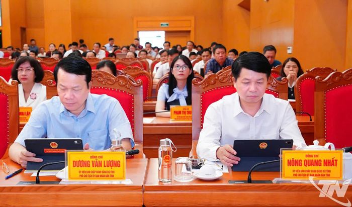 Các đồng chí lãnh đạo tỉnh và đại biểu dự Hội nghị.