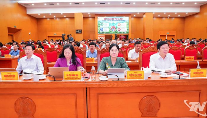 Đồng chí Bùi Văn Lương, Phó Bí thư Tỉnh ủy, Chủ tịch HĐND tỉnh và các đồng chí lãnh đạo tỉnh dự Hội nghị.