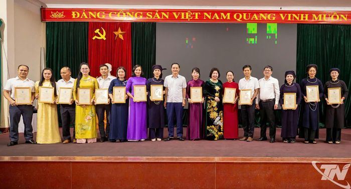 Các tập thể có sản phẩm tiêu biểu của tỉnh giai đoạn 2024-2026 được trao Giấy chứng nhận.