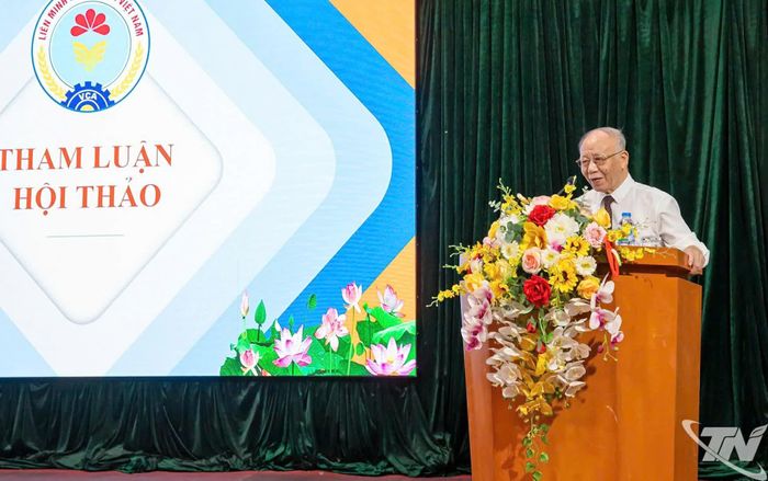 Giáo sư, Tiến sĩ Hoàng Chí Bảo tham luận tại Hội thảo.