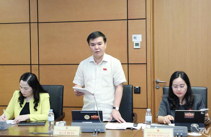 Đại biểu Hà Sỹ Huân, Phó Trưởng Đoàn ĐBQH chuyên trách tỉnh Thái Nguyên đề nghị cần quy định bắt buộc áp dụng tiêu chuẩn thích ứng biến đổi khí hậu và tăng cường hỗ trợ cấp xã trong quản lý kiến trúc.