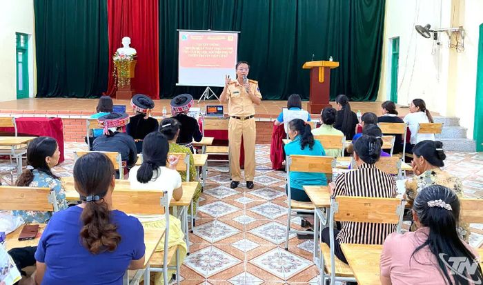 Đại diện Phòng Cảnh sát giao thông, Công an tỉnh Thái Nguyên tuyên truyền về bảo đảm trật tự an toàn giao thông.