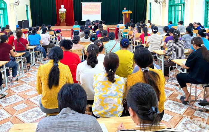 Hơn 100 người dân xã Phủ Thông tham dự chương trình.