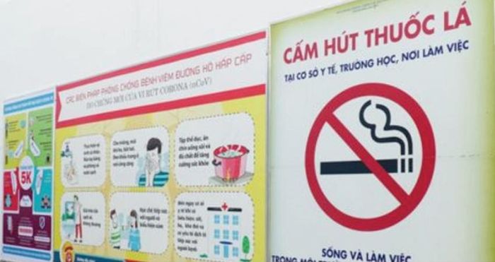 Nhiều pano, áp phích truyền thông về phòng, chống tác hại thuốc lá được treo ở những nơi công cộng.