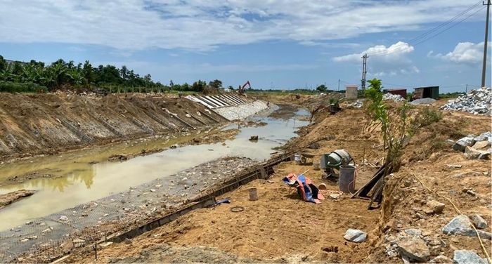 Trên công trình xử lý khẩn cấp sạt lở bờ sông Rào Cùng đoạn qua xã Quảng Điền, TP. Huế.