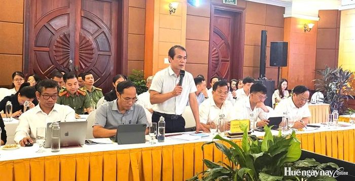 Giám đốc Sở Xây dựng Võ Lê Nhật trả lời kiến nghị của doanh nghiệp. 