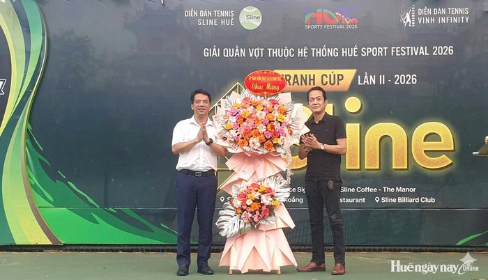 Phó Chủ tịch UBND thành phố Trần Hữu Thùy Giang tặng hoa chúc mừng giải đấu.