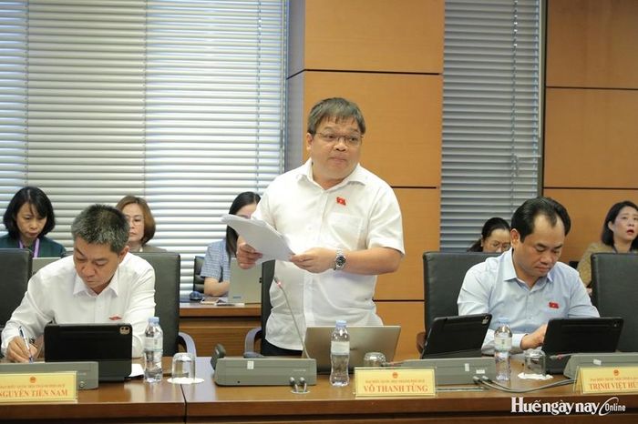 Đại biểu Võ Thanh Tùng, Hiệu trưởng Trường Đại học Khoa học, Đại học Huế đề nghị đã là công trình biểu tượng hoặc điểm nhấn đô thị thì phải bắt buộc thi tuyển phương án kiến trúc. Ảnh: Đoàn ĐBQH thành phố cung cấp