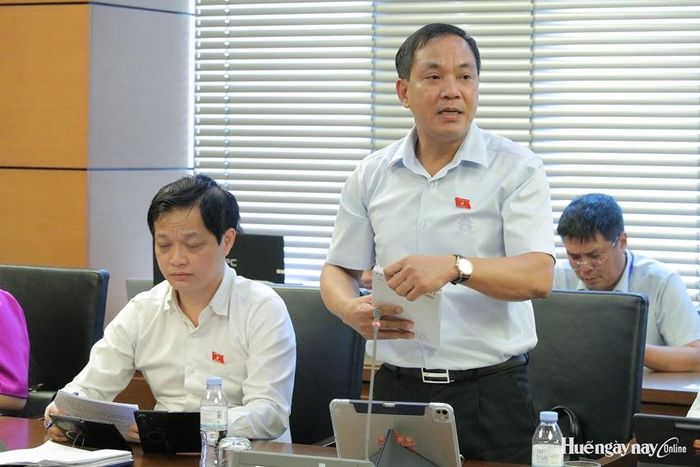Đại biểu Nguyễn Tiến Hùng, Viện trưởng Viện Kiểm sát nhân dân TP. Huế góp ý cần xây dựng hệ thống chỉ tiêu theo hướng khả thi. Ảnh: Đoàn ĐBQH thành phố cung cấp