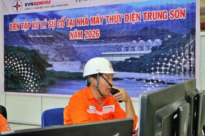 Trưởng ca chỉ đạo kíp trực xử lý tình huống theo kịch bản tại buổi diễn tập.