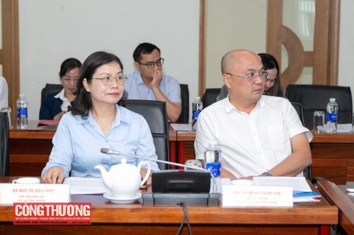 Ông Phạm Huy Nam Sơn - Phó Cục trưởng Cục Hóa chất (bên phải) và bà Ngô Thị Diệu Thúy - Phó Tổng Biên tập Tạp chí Công Thương (bên trái)