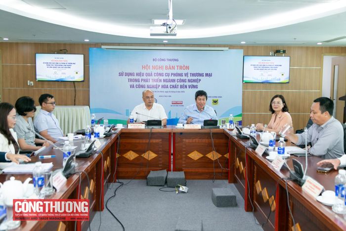 Sáng 6/8/2026, tại TP. Hồ Chí Minh, Cục Phòng vệ thương mại (Bộ Công Thương) phối hợp với Tạp chí Công Thương tổ chức Hội nghị bàn tròn "Sử dụng hiệu quả công cụ phòng vệ thương mại trong phát triển ngành công nghiệp và công nghiệp hóa chất bền vững", nhằm cập nhật chính sách, chia sẻ kinh nghiệm thực tiễn và hỗ trợ doanh nghiệp nâng cao năng lực khai thác hiệu quả các công cụ phòng vệ thương mại trong bối cảnh hội nhập kinh tế quốc tế ngày càng sâu rộng.