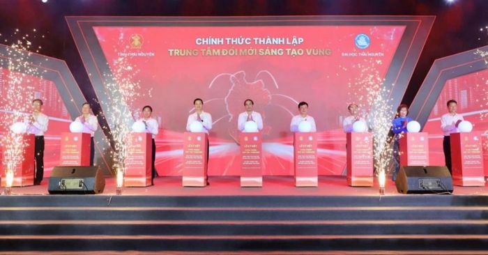 Lãnh đạo tỉnh Thái Nguyên và Đại học Thái Nguyên thực hiện nghi thức bấm nút chính thức thành lập Trung tâm Đổi mới sáng tạo vùng vào ngày 15/5/2026. (Ảnh: Cổng thông tin điện tử tỉnh Thái Nguyên)