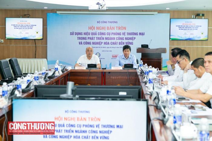Phó Cục trưởng Cục Phòng vệ thương mại Chu Thắng Trung và Phó Cục trưởng Cục Hóa chất Phạm Huy Nam Sơn đồng chủ trì phiên thảo luận.