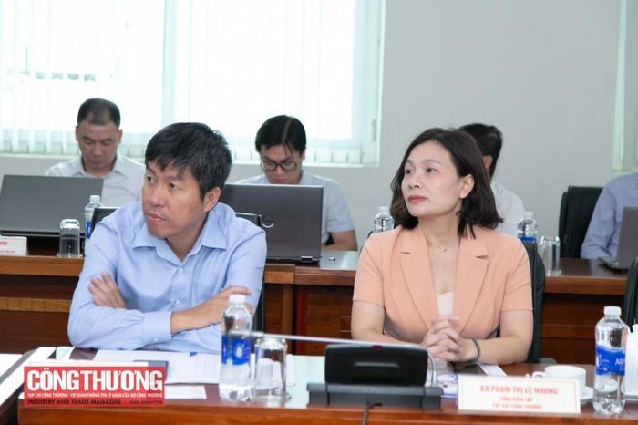 Ông Chu Thắng Trung - Phó Cục trưởng Cục Phòng vệ thương mại (bên trái) và bà Phạm Thị Lệ Nhung - Tổng Biên tập Tạp chí Công Thương (bên phải) tham dự Hội nghị.