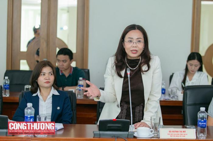 Bà Huỳnh Thị Mỹ - Phó Chủ tịch kiêm Tổng Thư ký Hiệp hội Nhựa Việt Nam đề xuất Bộ Công Thương tăng cường đào tạo chuyên sâu cho các doanh nghiệp để có thể chủ động chuẩn bị khi tham gia các vụ việc phòng vệ thương mại.