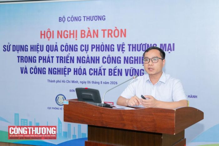 Ông Nguyễn Văn Kiên - Chuyên viên Phòng Phát triển công nghiệp hóa chất, Cục Hóa chất, Bộ Công Thương trình bày tham luận về "Định hướng chiến lược phát triển công nghiệp hóa chất và những vấn đề đặt ra trong bảo vệ ngành sản xuất trong nước".