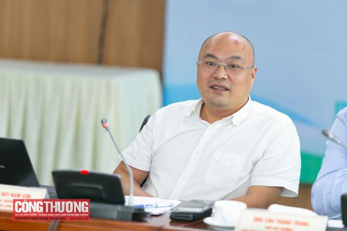 Ông Phạm Huy Nam Sơn - Phó Cục trưởng Cục Hóa chất giải đáp các ý kiến tại Hội nghị.
