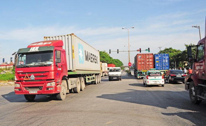Doanh nghiệp vận tải container thiếu nghiêm trọng lái xe hạng CE. Nguyên nhân không chỉ nằm ở đào tạo mà còn liên quan đến thu nhập, áp lực nghề.