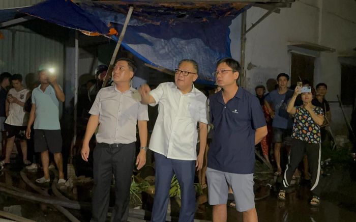 Lãnh đạo thành phố cũng yêu cầu các đơn vị tổ chức di dời người dân và tài sản ra khỏi khu vực nguy hiểm.