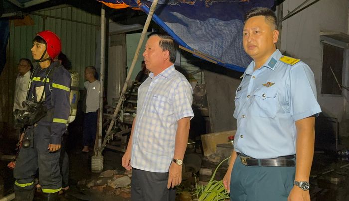 Thiếu tá Vũ Minh Diệu (bìa phải), Tiểu đoàn trưởng Tiểu đoàn Tên lửa 43, Trung đoàn Tên lửa 263, Sư đoàn 367, Quân chủng Phòng không - Không quân cho biết, ngay khi vụ cháy xảy ra, đơn vị đã điều động một xe chữa cháy cùng một kíp chiến đấu đến hiện trường để phối hợp hỗ trợ công tác phòng cháy, chữa cháy. Theo Thiếu tá Vũ Minh Diệu, đến thời điểm này đám cháy cơ bản được khống chế, không để lửa lan sang các khu vực khác.