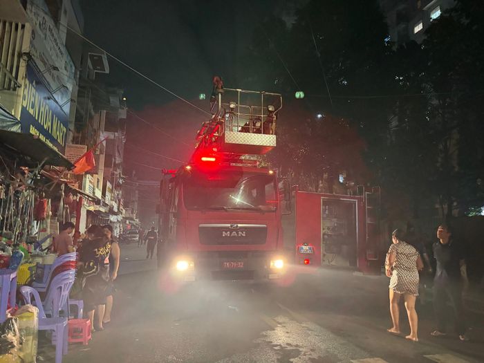 Các xe chữa cháy liên tục được điều động đến nhiều vị trí. Những mũi chữa cháy được triển khai từ nhiều hướng, vừa tập trung dập lửa, vừa kiểm soát nguy cơ cháy lan trong khu vực chợ.
