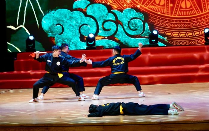 Một trong những tiết mục võ thuật đặc sắc trong liên hoan do các Câu lạc bộ võ thuật được trình diễn tại lễ bế mạc.