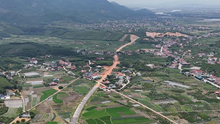 Tuy nhiên, sau hơn 1 năm thi công, gói thầu vẫn còn 1 hộ dân chắn ngang đường, chưa được giải tỏa nên phải tạm dừng thi công nhiều tháng dẫn đến đội chi phí do trượt giá. Hiện công ty đang đề nghị tạm dừng thi công để chờ chính quyền địa phương giải quyết dứt điểm.