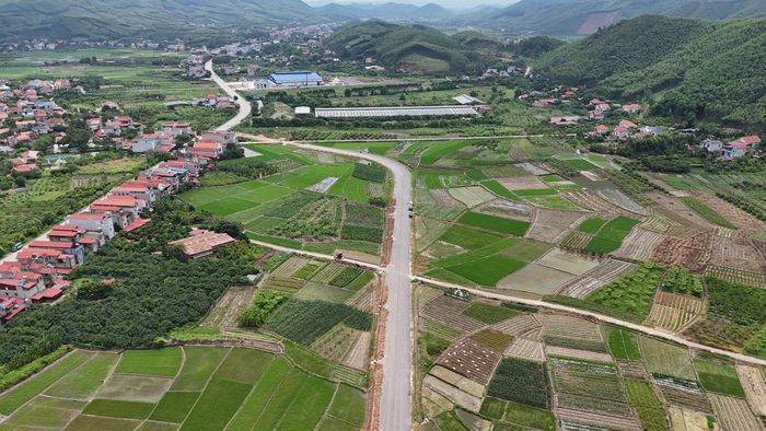 Dự án có quy mô mặt cắt ngang đoạn từ ngã ba Khám Lạng đến đầu cầu rộng 23,5 m; mặt đường rộng 21 m; dải phân cách giữa rộng 1,5 m; chiều rộng lề đất hai bên 1 m. Mặt cắt ngang cầu rộng 16 m; đoạn từ cuối cầu đến cuối tuyến theo đường cấp III đồng bằng nền đường rộng 12 m; chiều rộng mặt đường và lề gia cố rộng 11 m.