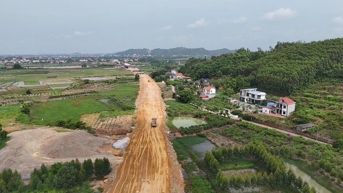 Riêng các gói thầu xây dựng đường đang chậm tiến độ khoảng 2 tháng do đến nay tiến độ GPMB của dự án đã chậm 10 tháng so với chỉ đạo của lãnh đạo UBND tỉnh Bắc Ninh. Nguyên nhân là do còn hai hộ dân chưa đồng thuận phương án bồi thường, xảy ra tranh chấp tài sản khi nhận tiền bồi thường đất.