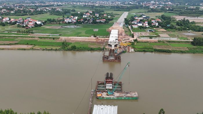 Tuy nhiên, đến nay, chỉ có gói thầu xây dựng cầu vượt sông Lục Nam trong dự án là đạt tiến độ đề ra, cả ba gói thầu xây dựng đường còn lại đều chậm tiến độ vì vướng mặt bằng.