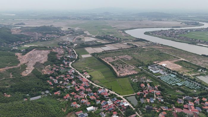 Các bến thủy nội địa hoạt động tạm thời cũng được UBND xã Cẩm Lý cấp phép dọc sông Lục Nam, tạo điều kiện vận chuyển khoáng sản, hạn chế ảnh hưởng đến đời sống dân sinh. 