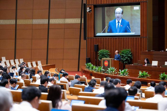Quốc hội nghe Chủ nhiệm Ủy ban Pháp luật và Tư pháp Phan Chí Hiếu trình bày Báo cáo thẩm tra tại Hội trường. Ảnh: Media Quốc hội.