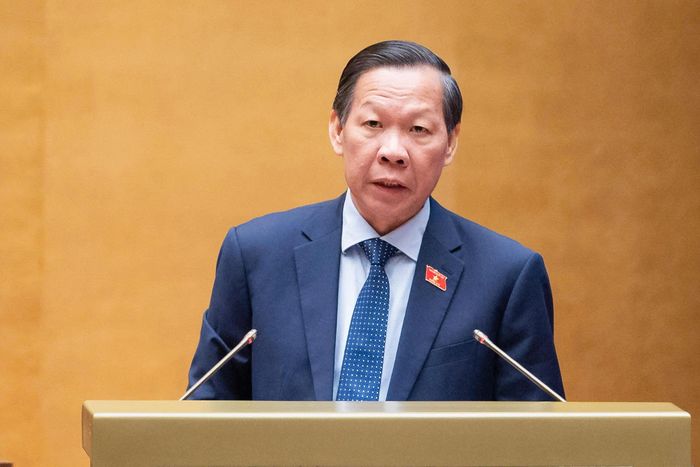 Chủ nhiệm Ủy ban Kinh tế và Tài chính của Quốc hội Phan Văn Mãi trình bày Báo cáo thẩm tra. Ảnh: Media Quốc hội.