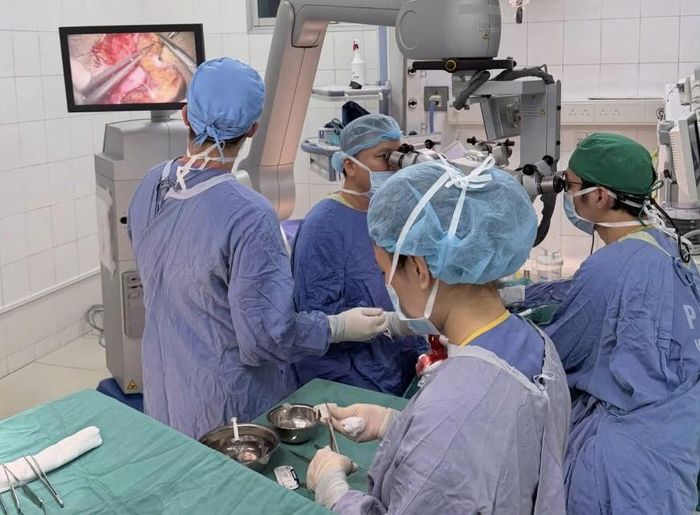 Ca vi phẫu ghép nối phần da đầu bị lột sau tai nạn lao động cho người bệnh.