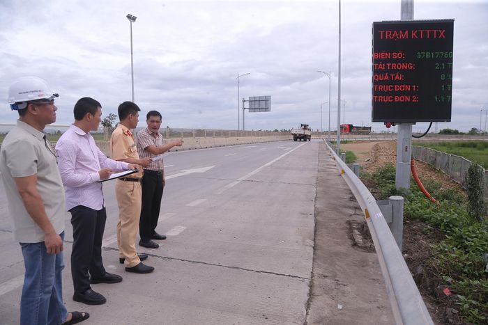 Đoàn kiểm tra lối quay đầu của xe quá tải tại nút giao QL46B.